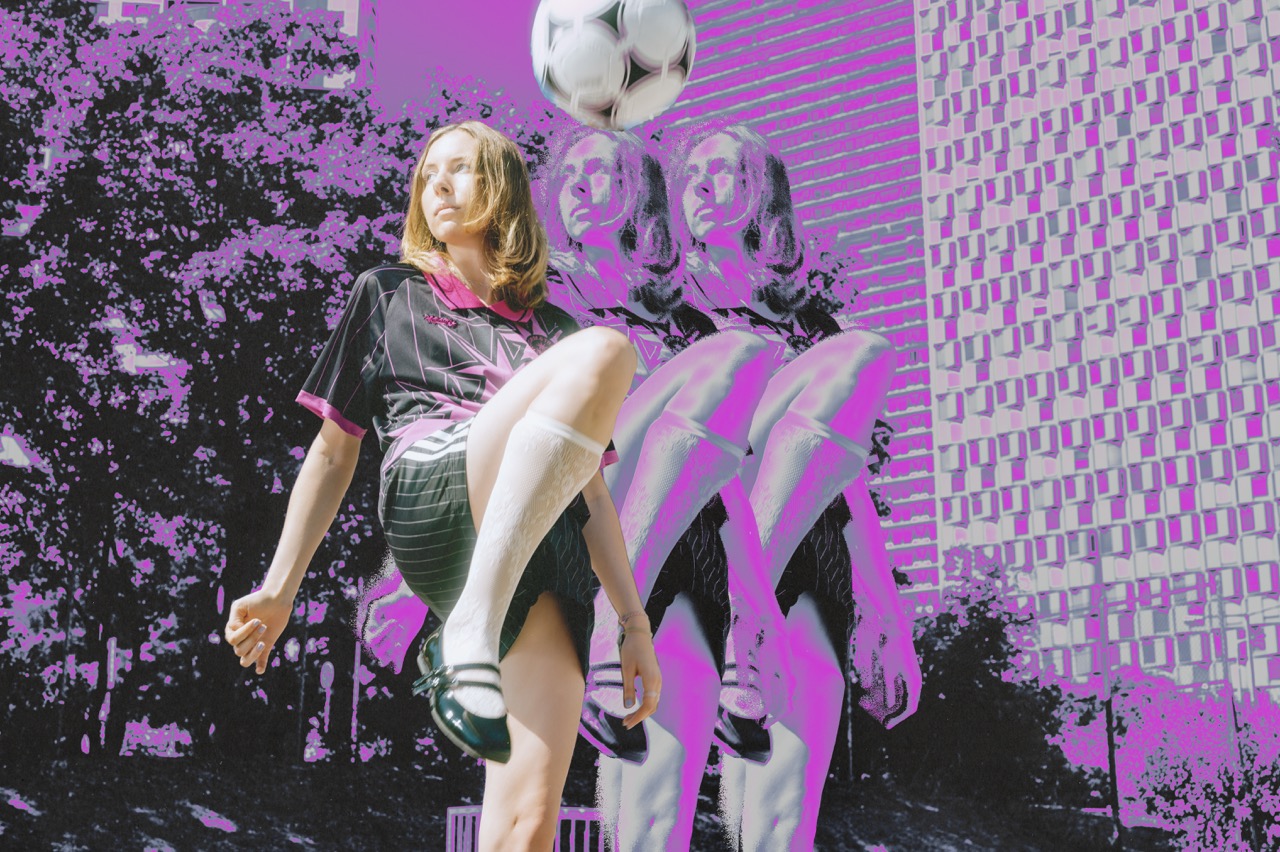 model is playing football